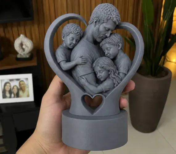 Escultura Pai + Filhos (2 meninos e 1 menina) - 15 cm