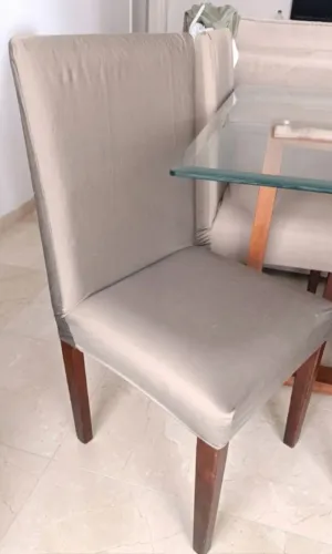 Mesa de Jantar de Madeira com Tampo de Vidro e 4 Cadeiras Estofadas