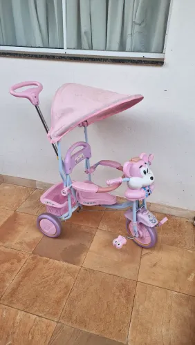 Brinquedo Carrinho de criança, com cobertura e pedal