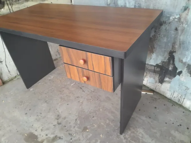 Mesa toda de MDf com gavetas.