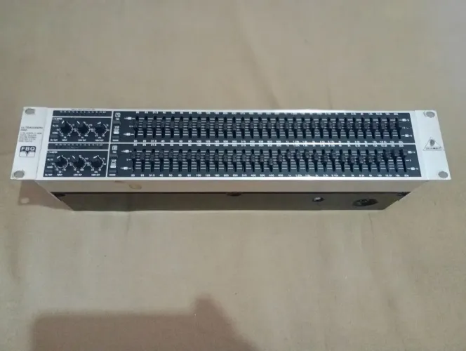 Equalizador Behringer FBQ 3102