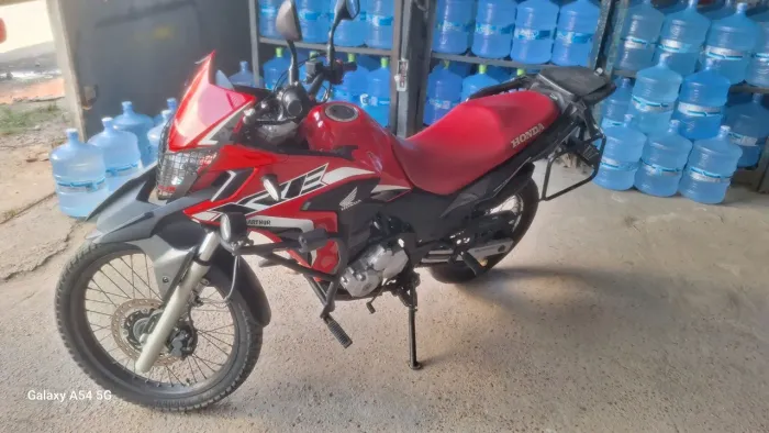 Moto com 15 mil Km, sem detalhes ainda com garantia de fábrica e abaixo da fipe