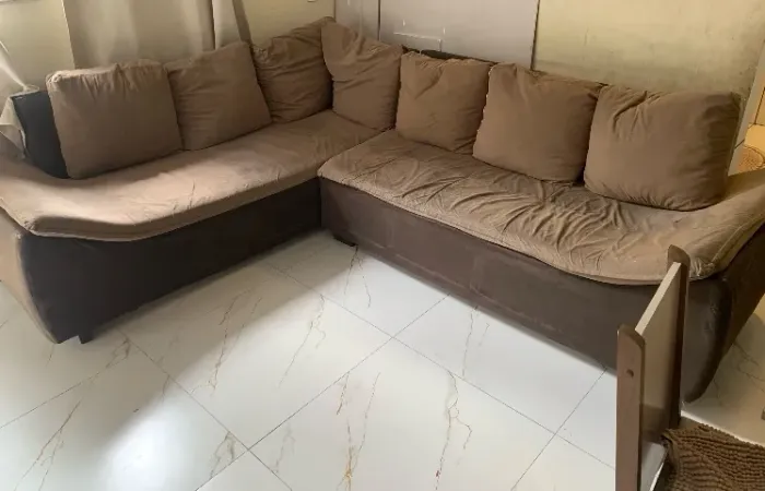 VENDO UM SOFÁ DE CANTO DE 7 LUGARES.