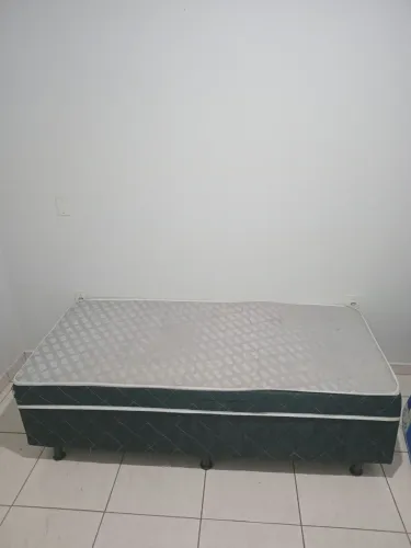 Cama de Solteiro com Colchão - Bem Conservada