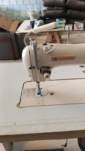 Máquina de costura reta