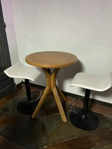 Mesa com duas banquetas