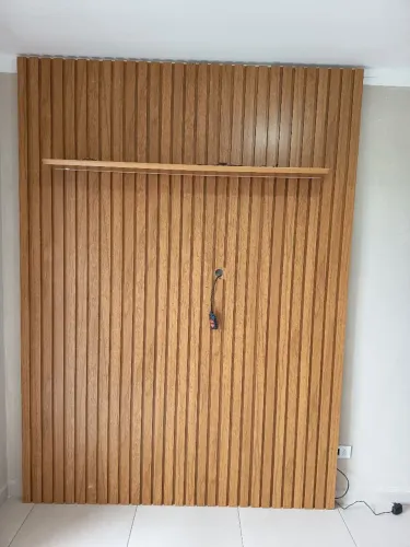 Vendo painel ripado em MDF semi-novo medida 1,85x2,50