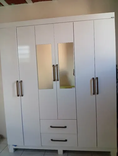 Guarda roupa.