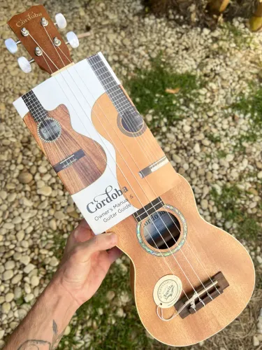 Ukulele profissional Córdoba 15SM Soprano com Bag Acolchoada Preta
