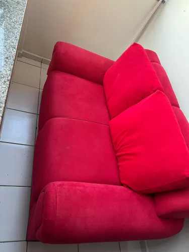 Vendo sofá de 2 lugares e almofadas grandes