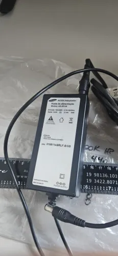 Fonte de alimentação original Samsung, modelo AD-3014N, com saída de 14V e 2.14A.