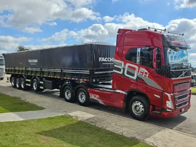 FH 540 6X4 Bug Leve Mola Ano 22 + 4 eixo facchini 0km 14mts com pneus e roda alumínio