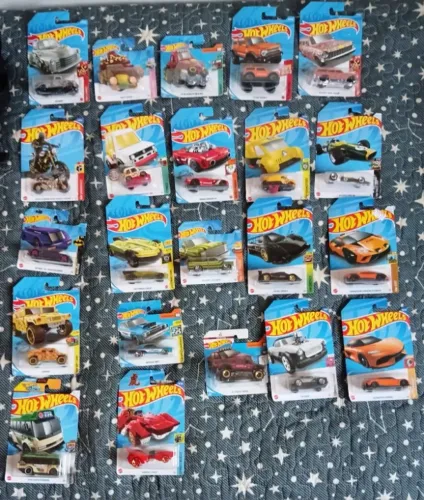 Coleção de Hot Wheels na Caixa