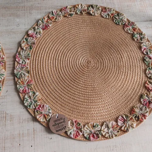 Souplast decorado com fuxico florais