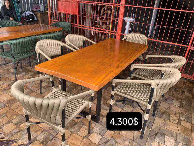Mesa de madeira com cadeiras na corda náutica