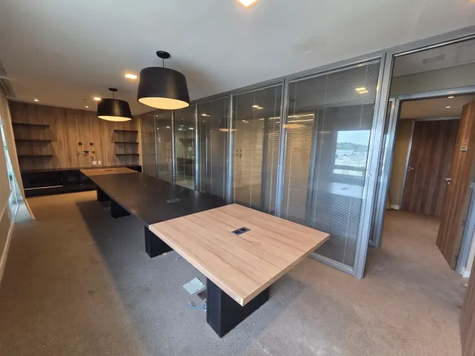 Parede divisória Corporativa de Vidro com Persiana Embutida - 20m² | R$ 14.500