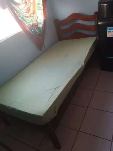 Cama de solteiro de madeira 