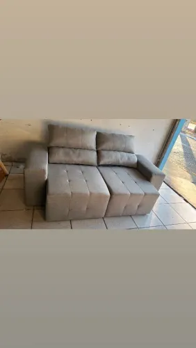 Vende se este sofá retrátil e reclinável