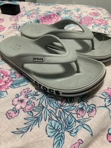 Crocs bayaband flip cor cinza 