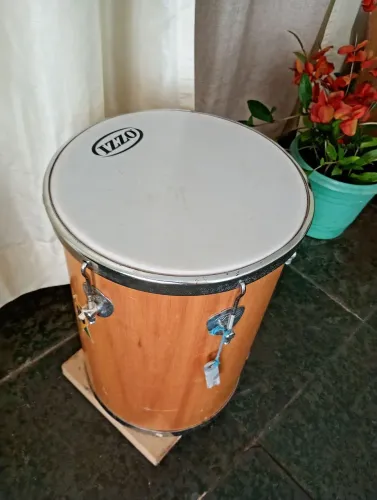 Este é um rebolo Izzo de madeira com pele branca.