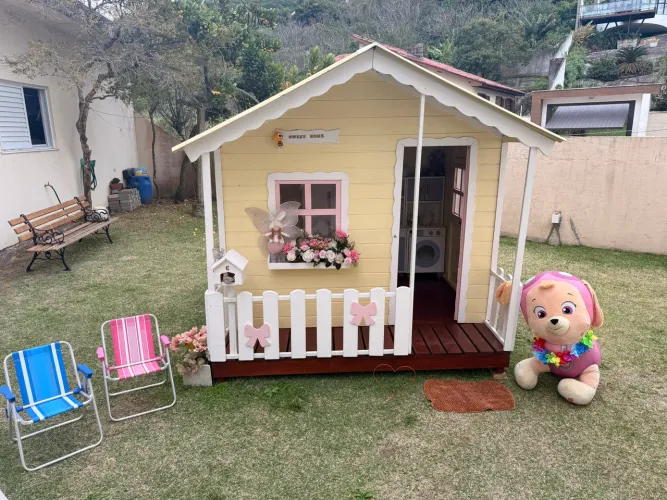 Casinha de Brinquedo Infantil Completa (Mobiliada) - Praticamente Nova