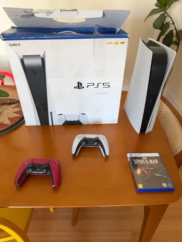 PS5 com mídia CD e 2 controle e jogo