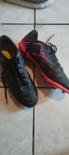 Duas chuteiras novas