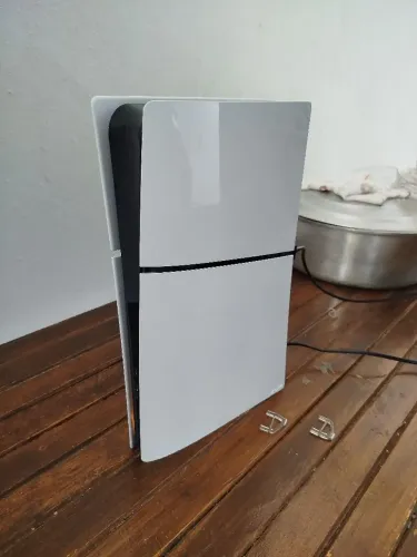 Vendo ps5 slim 1TB 1 controle, apenas 9 meses de uso (não acompanha a caixa 