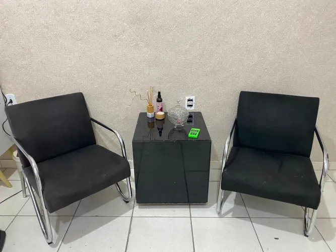 Conjunto de poltrona com mesa de centro