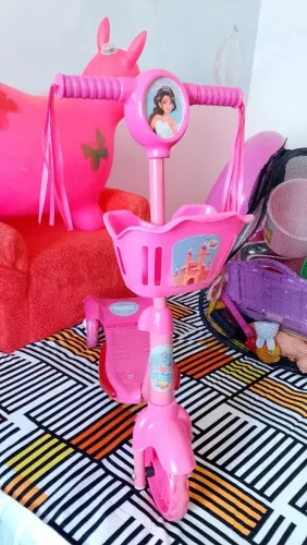 Patinete menina acende e canta