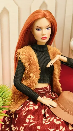 Linda boneca ruiva com olhar marcante e traje romântico
