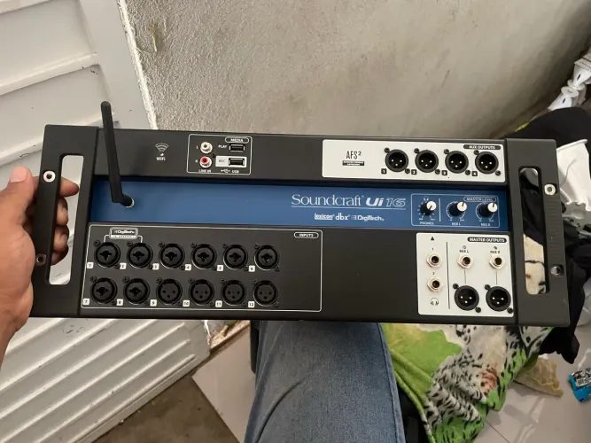 mesa profissional soundcraft ui16
