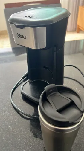 Cafeteira Oster 220V + Copo Térmico