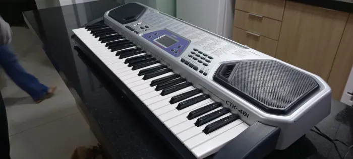 Teclado modelo é um Casio CTK-481.