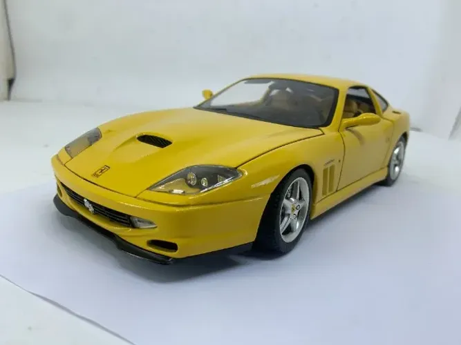 Miniatura Burago 1/18 1996 Ferrari 550 Maranello Amarela - PRODUZIDA NA ITÁLIA