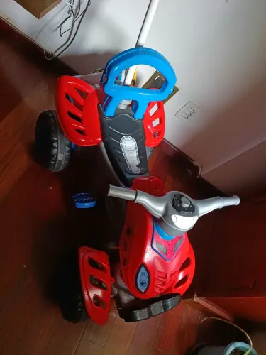 Bicicleta infantil e moto do homem aranha
