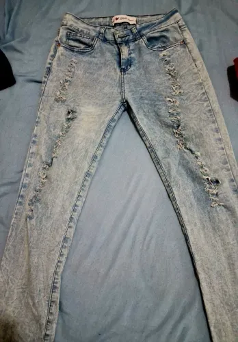 Calça jeans feminina desfiada tamanho 40.