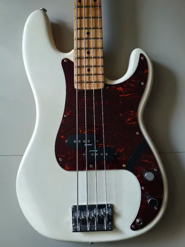 Baixo Precision Bass