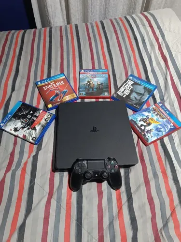 PS4 - Playstation 4 SLIM 872GB pouco usado, com controle e 5 jogos!