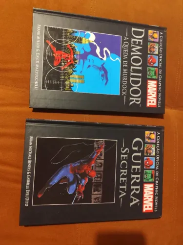 2 HQ's Marvel Salvat Capa preta