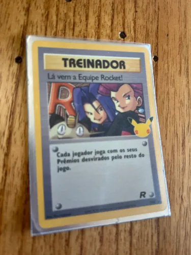 Carta Pokémon Lá vem a Equipe Rocket