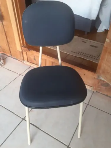 Vende-se cadeiras de estudos. Aceito troca por algo de meu interesse.