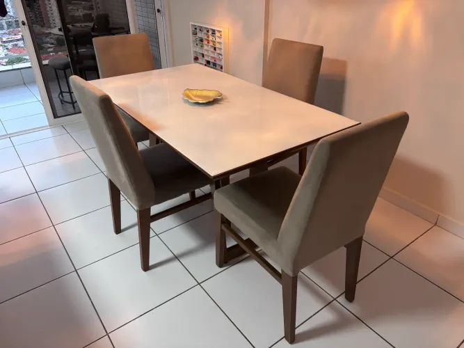 Mesa e 4 cadeiras