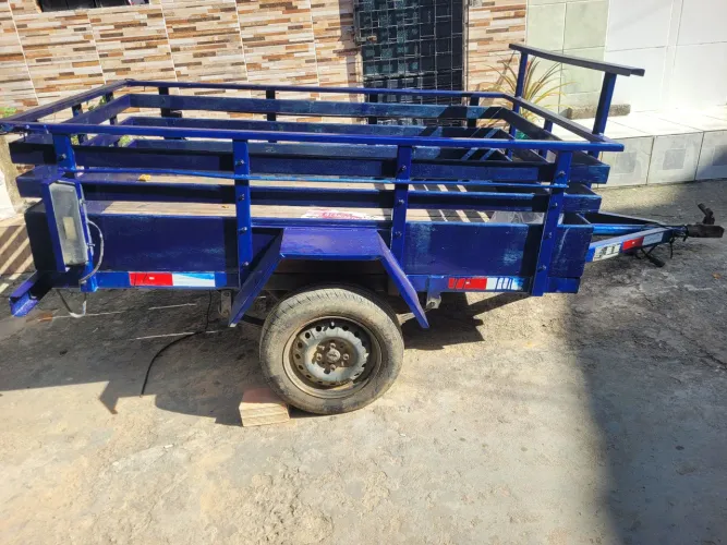 Reboque utilitário aberto (estilo fazendinha).