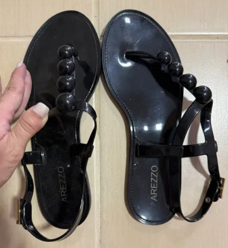 Rasteirinha Arezzo preta com detalhes em bolinhasTam. 35