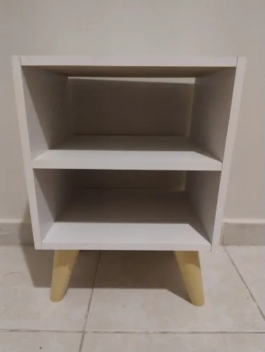 Mesa de Cabeceira Retrô Branca com 2 Nichos