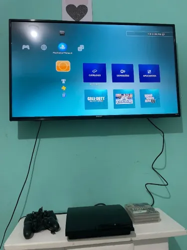 PS3 com 2 controles a fio