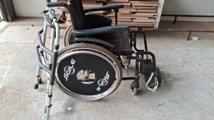 Vendo cadeira de roda e cama hospitalar
