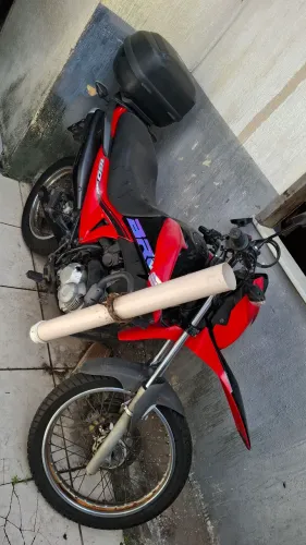 Moto muito conservada e em boas condições segundo dono moto muito boa para trabalhar