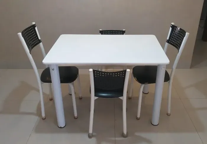 Mesa branca retangular com cadeiras